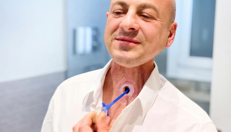 atos-medical-emilio-provox-flush-1 Man cleaning stoma maintenance