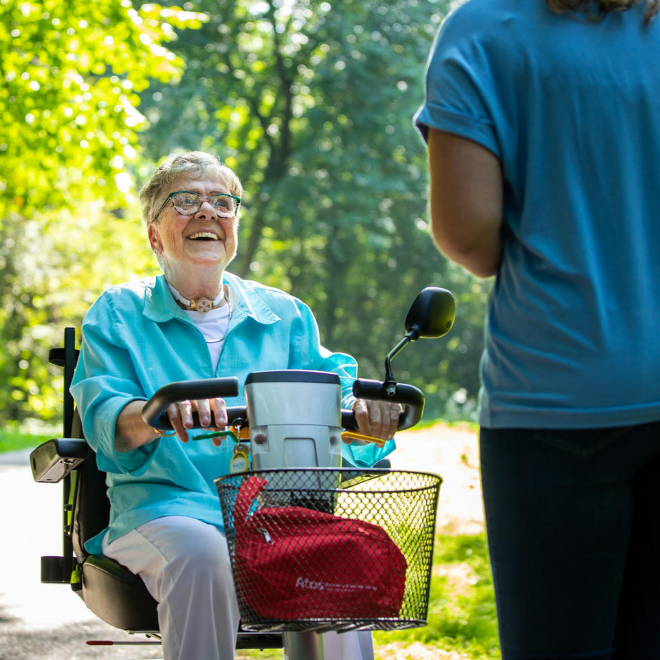 Mevrouw praat handsfree met de Freevent  DualCare